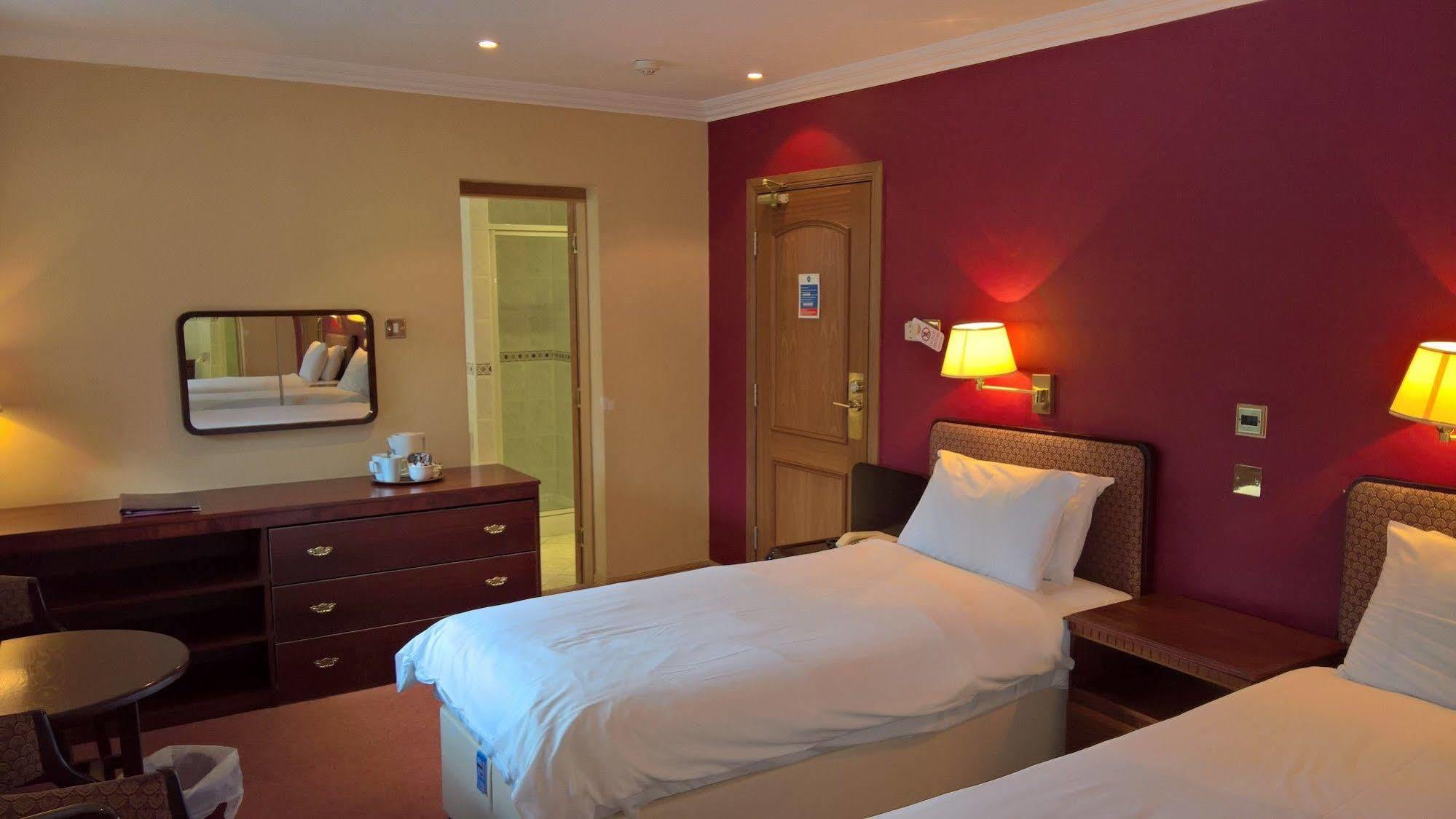 Dean Park Hotel Керкколди Экстерьер фото